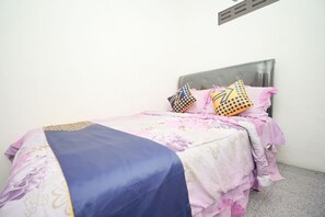 Escritorio, wifi gratis y ropa de cama 