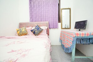 Desk, free WiFi, bed sheets - OYO 2327 Dome Hotel (Sukapura)