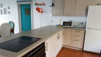 House, 4 Bedrooms | Private kitchen | Fridge, microwave, oven, stovetop