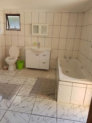 Casa, 4 camere da letto | Bagno | Vasca e doccia separate, asciugamani, carta igienica