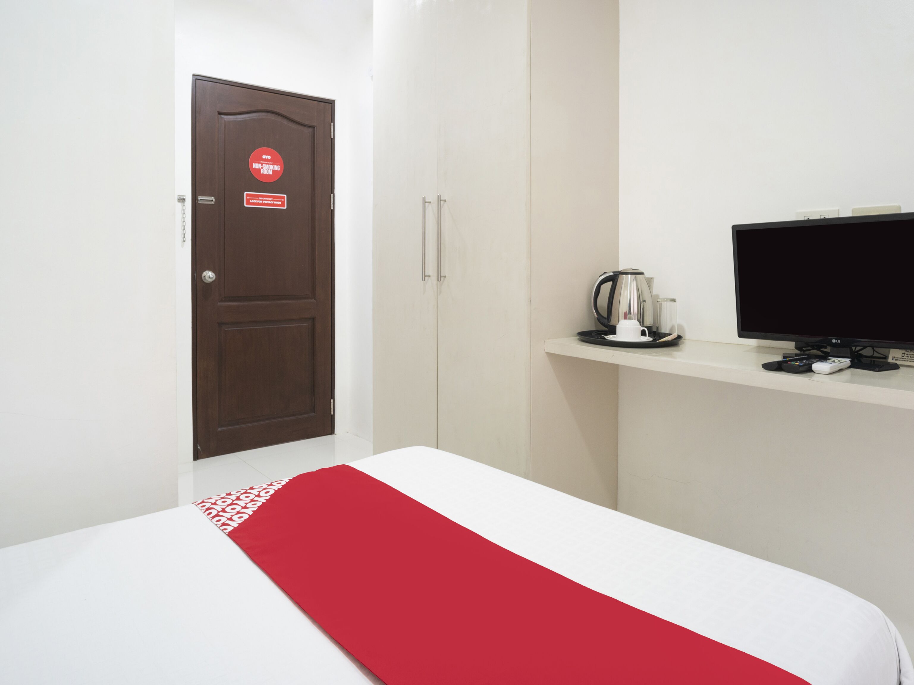 deluxe double room | free wifi, bed sheets