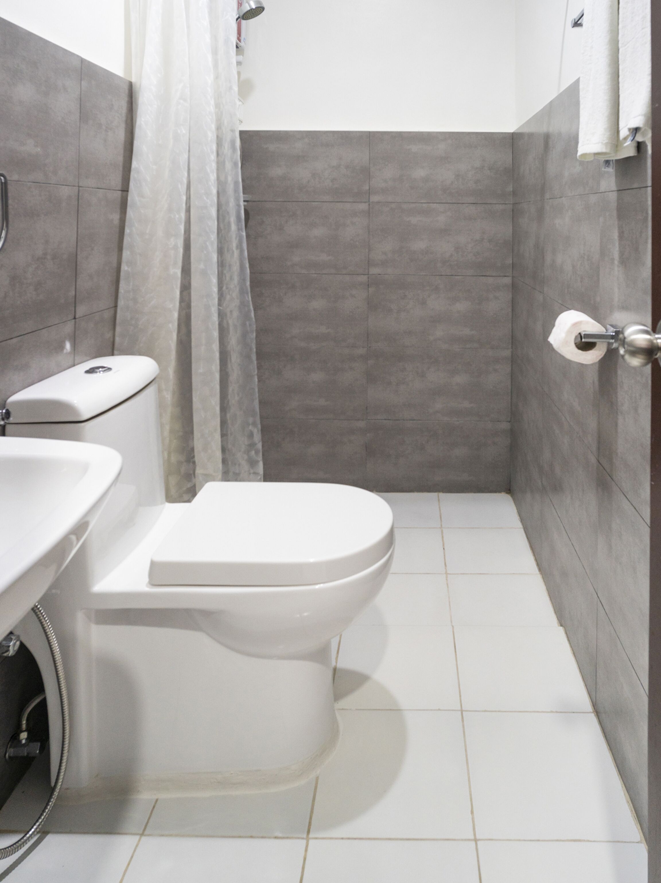 superior double room | bathroom | shower, free toiletries, bidet, towels