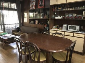 Traditionele kamer (Japanese Style) | Woonkamer | Flatscreentelevisie en speelgoed