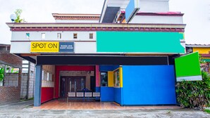 A hotel with a sign reading "SPOT ON BUANA JAYA GUEST HOUSE". - Hotel O Buana Jaya Guest House (Cilacap)