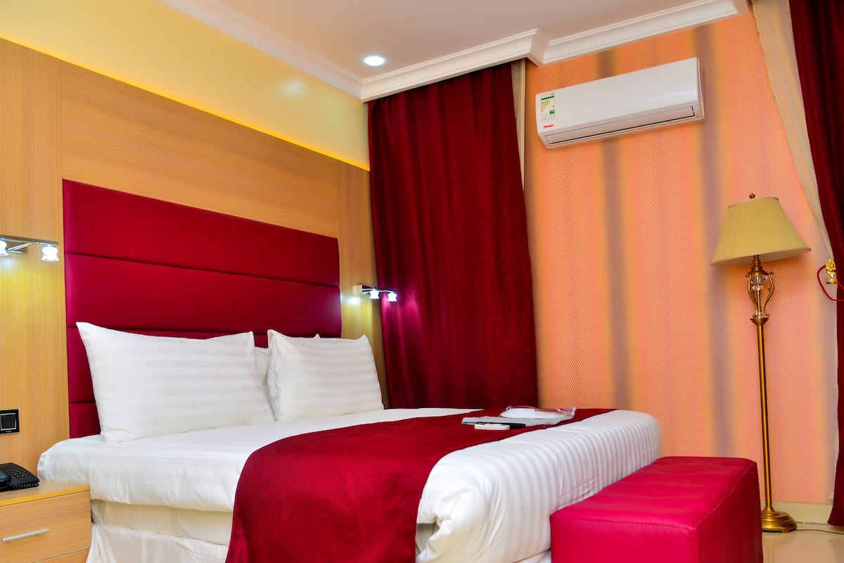 deluxe room | 1 bedroom, minibar, in-room safe, desk