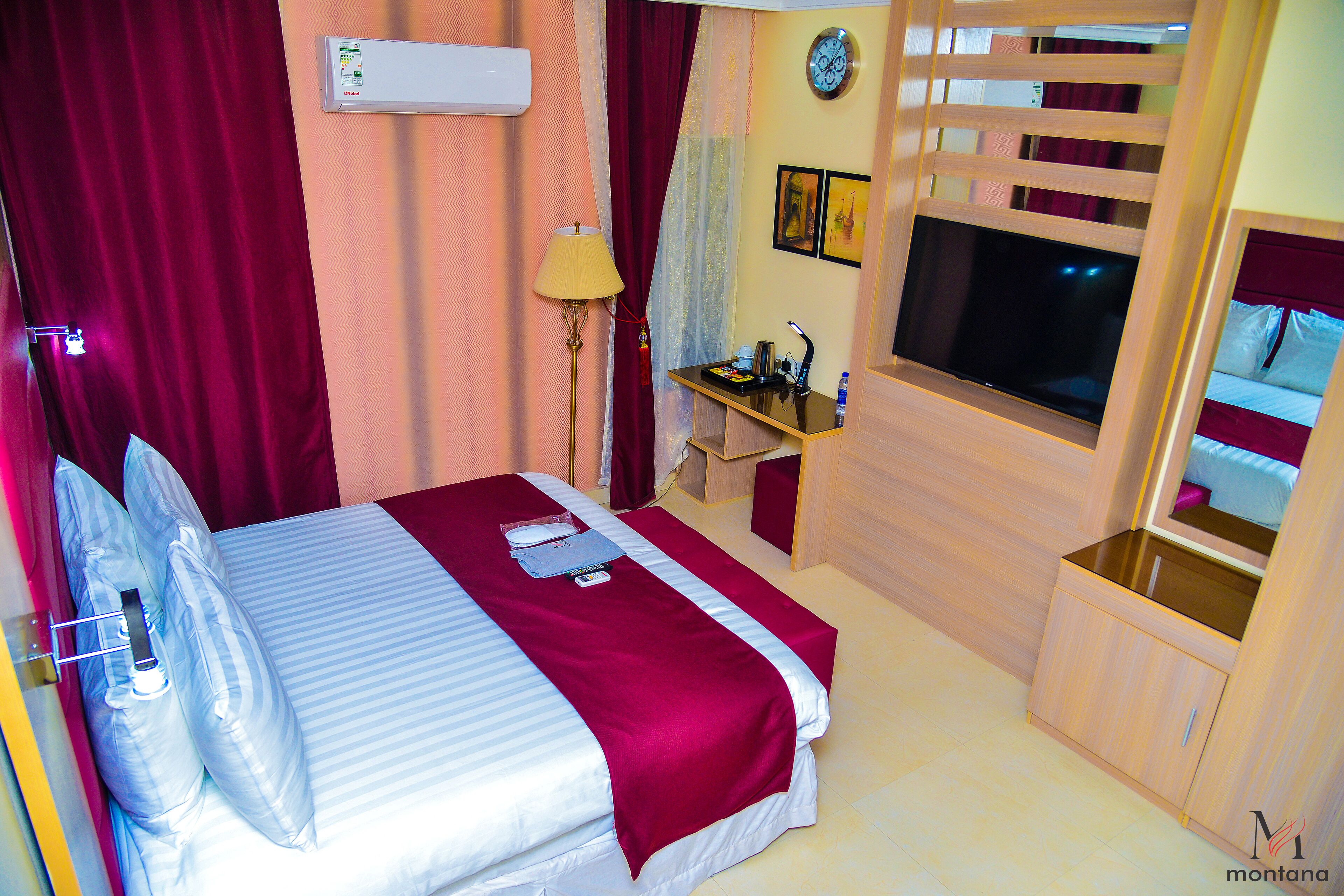 classic room | 1 bedroom, minibar, in-room safe, desk