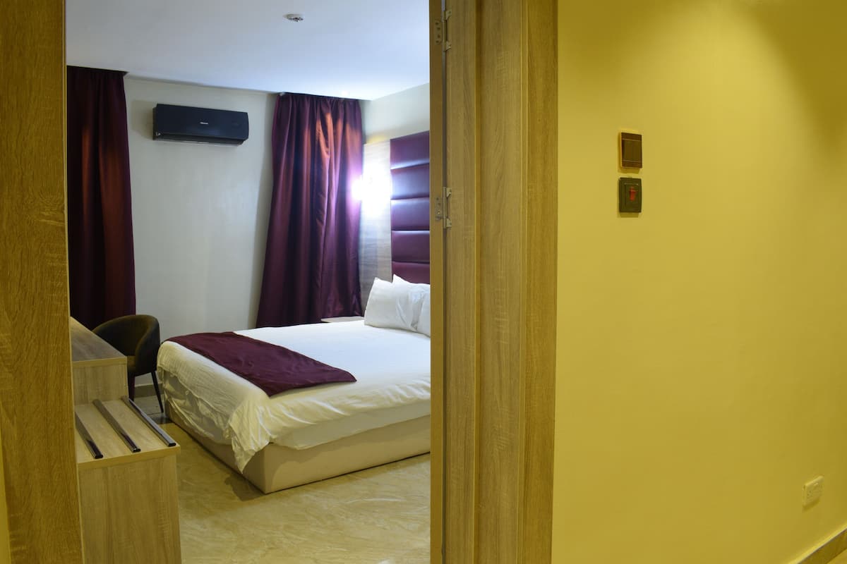 suite, 1 bedroom | 1 bedroom, minibar, in-room safe, desk