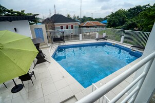 Außenpool, Sonnenschirme, Liegestühle