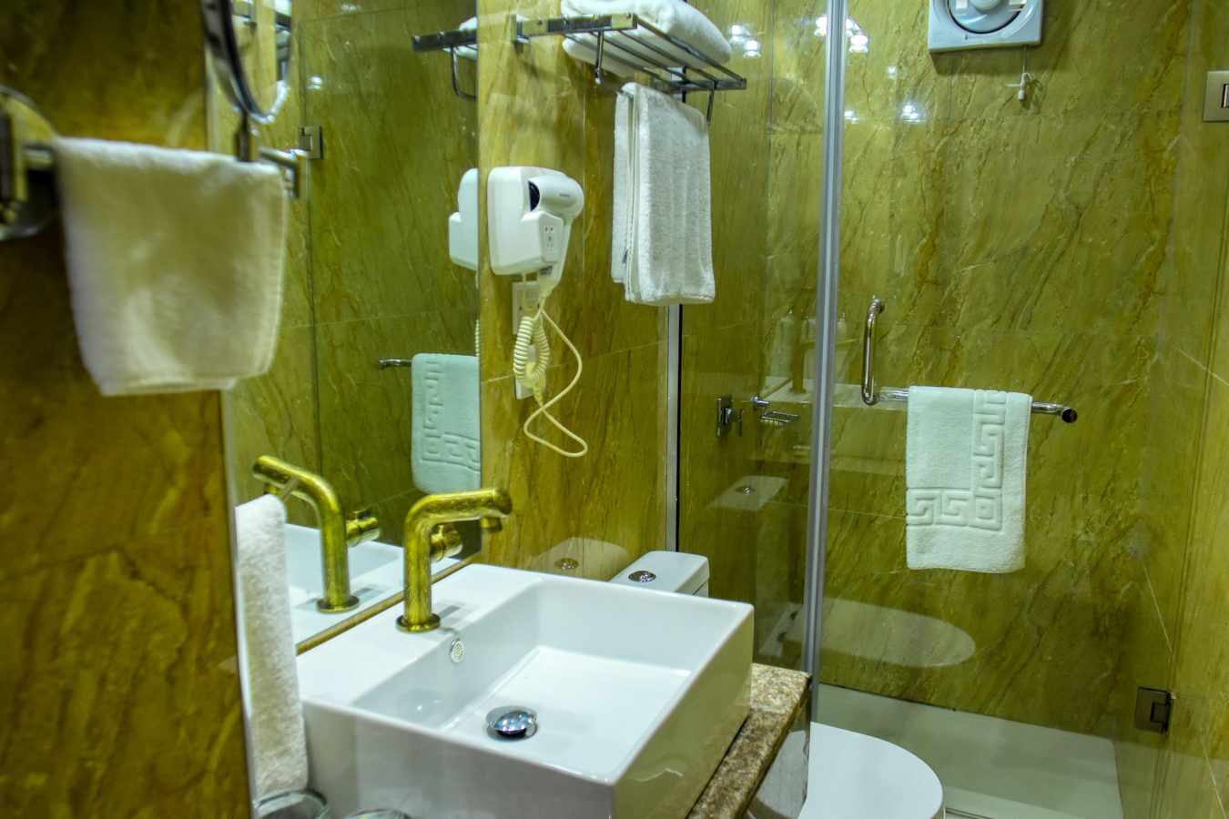 suite, 1 bedroom | bathroom | shower, rainfall showerhead, free toiletries, hair dryer