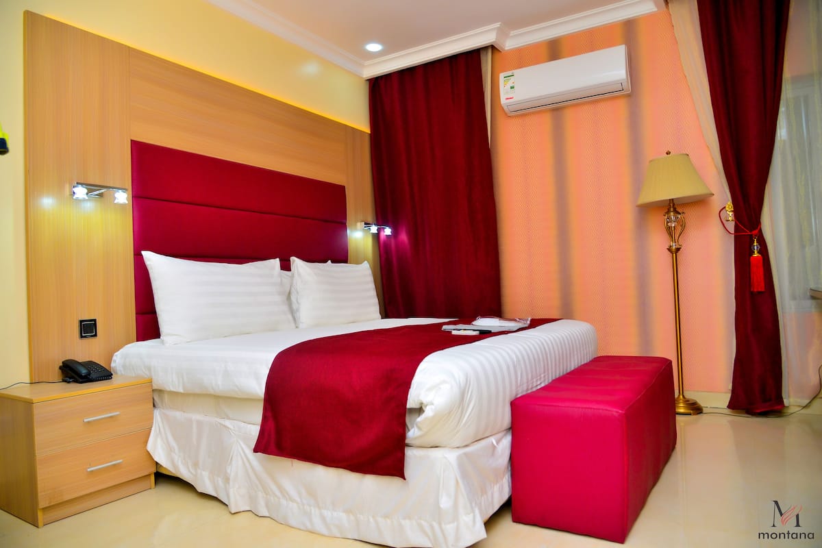 Deluxe Room | Minibar, in-room safe, desk, laptop workspace
