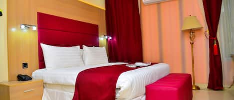 Quarto luxo | 1 quarto, frigobar, cofres nos quartos, escrivaninha