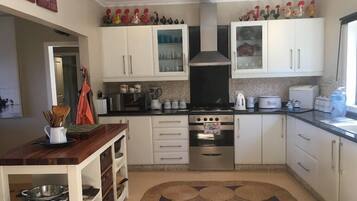 Rumah, 4 kamar tidur, pemandangan samudra | Dapur pribadi | Lemari es, microwave, oven, dan kompor