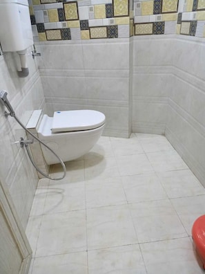 Douche, douche à « effet pluie », articles de toilette gratuits