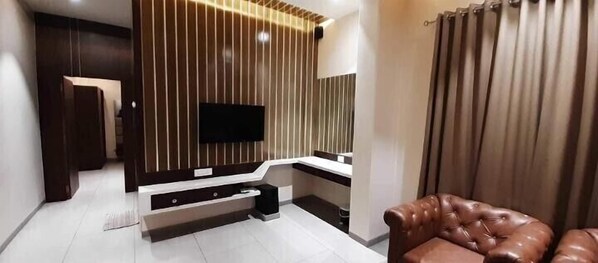 客室ごとに異なる装飾、客室ごとに異なるインテリア、デスク、遮光カーテン