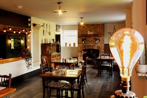 Bao gồm bữa sáng đầy đủ hàng ngày