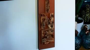 A wall with a vertical wooden sign that reads "LOVE YOU."