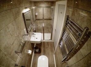 Phòng Superior | Phòng tắm | Buồng tắm vòi sen, đồ dùng nhà tắm được thiết kế riêng, máy sấy tóc