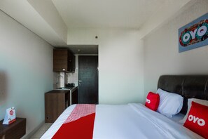 Deluxe Double Room | Free WiFi - OYO 2582 Apartemen Serpong Green View (South Tangerang)