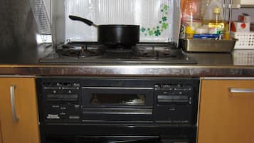 迷你冰箱、炉灶、电热水壶、厨具/餐具