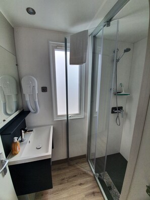Classic Chalet | Bathroom | Shower, hair dryer, towels, soap
