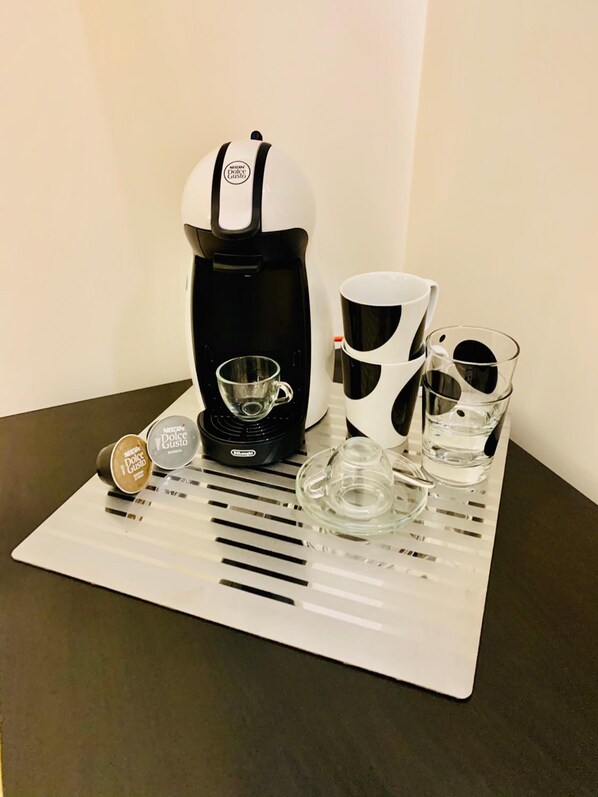 A coffee maker, two cups, and a glass on a tray. - Simon's Guest House Rome (Rome)