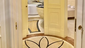 A hallway leading to a bathroom with a bathtub, a sink, and a toilet. - Simon's Guest House Rome (Rome)
