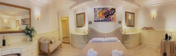 Deluxe Suite, Jetted Tub | In-room safe, individually decorated, individually furnished, desk - Simon's Guest House Rome (Rome)