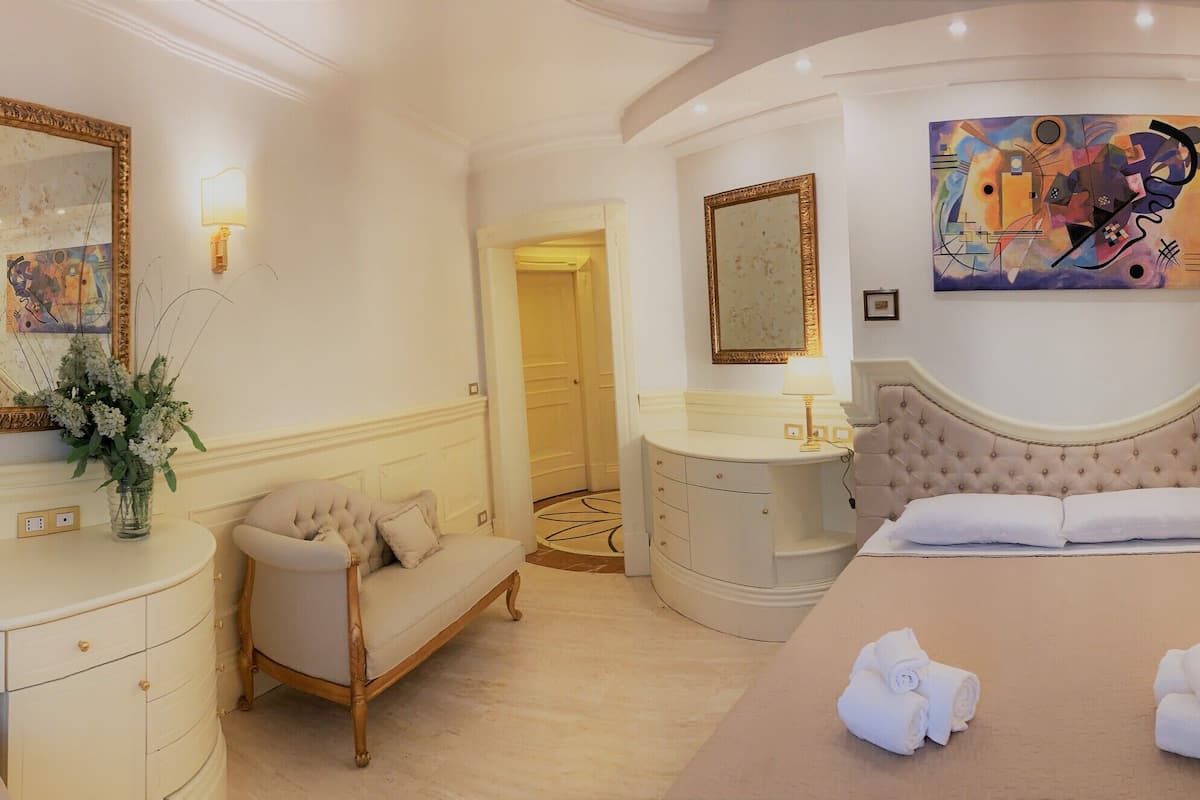 Suite Deluxe, idromassaggio | 1 camera, una cassaforte in camera, con stile personalizzato