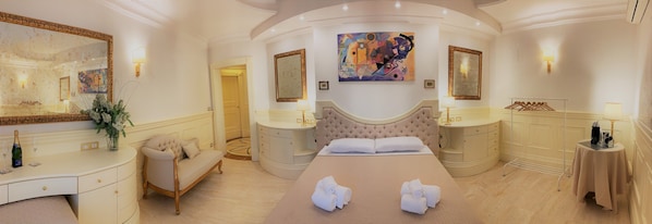 Deluxe suite, bubbelbad | 1 slaapkamer, een kluis op de kamer, individueel gedecoreerd