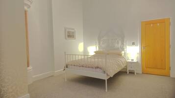 Apartment, 3 Bedrooms | 3 bedrooms, iron/ironing board