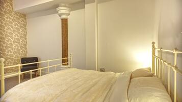 Apartment, 3 Bedrooms | 3 bedrooms, iron/ironing board