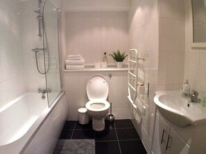 Departamento urbano | Baño | Tina con regadera, amenidades de baño gratuitas, secadora de cabello 