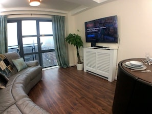 Apartamento urbano | Área de estar | TV de tela plana, Netflix, serviços de streaming
