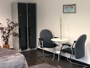 基本雙床房 | 起居區 | 智慧型電視