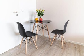 Kamar Twin Basic | Kedap suara, setrika/meja setrika, Wi-Fi gratis, dan seprai linen