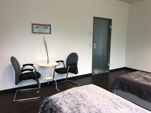 Soundproofing, iron/ironing board, free WiFi, bed sheets - Hostel Messe Laatzen (Laatzen)