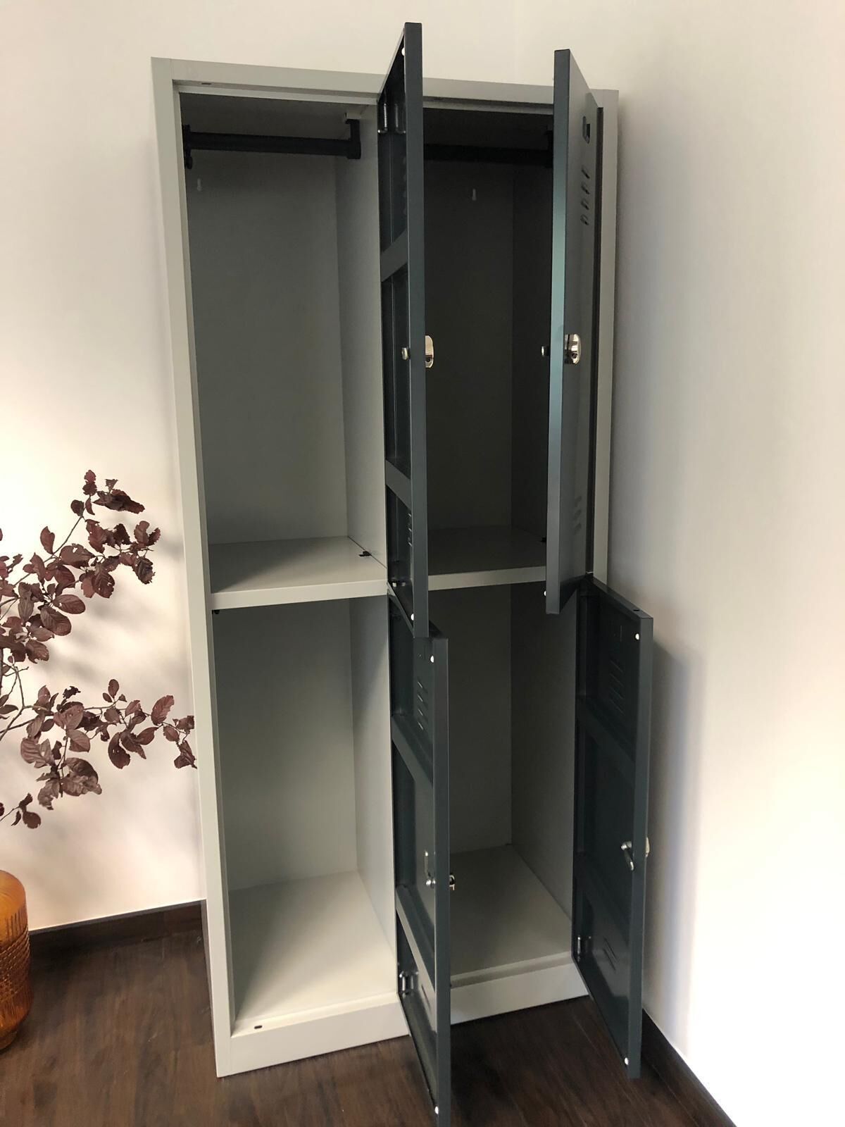 Un vestidor con dos puertas abiertas que muestran estantes vacíos.