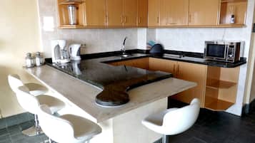 Full-size fridge, microwave, stovetop, coffee/tea maker