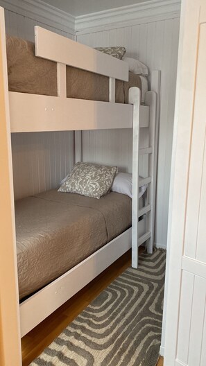 Kattohuoneisto, 1 makuuhuone | 1 makuuhuone, tallelokero huoneessa, työpöytä, äänieristys