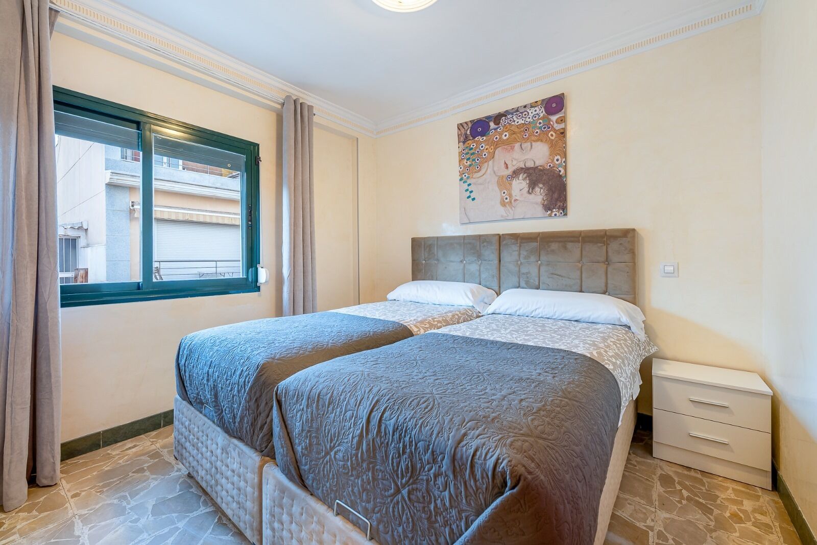 1 slaapkamer, een kluis op de kamer, een bureau, geluiddichte muren