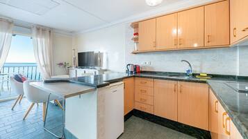 Apartment, 1 Bedroom, Sea View (nº8) | 1 bedroom, in-room safe, desk, soundproofing