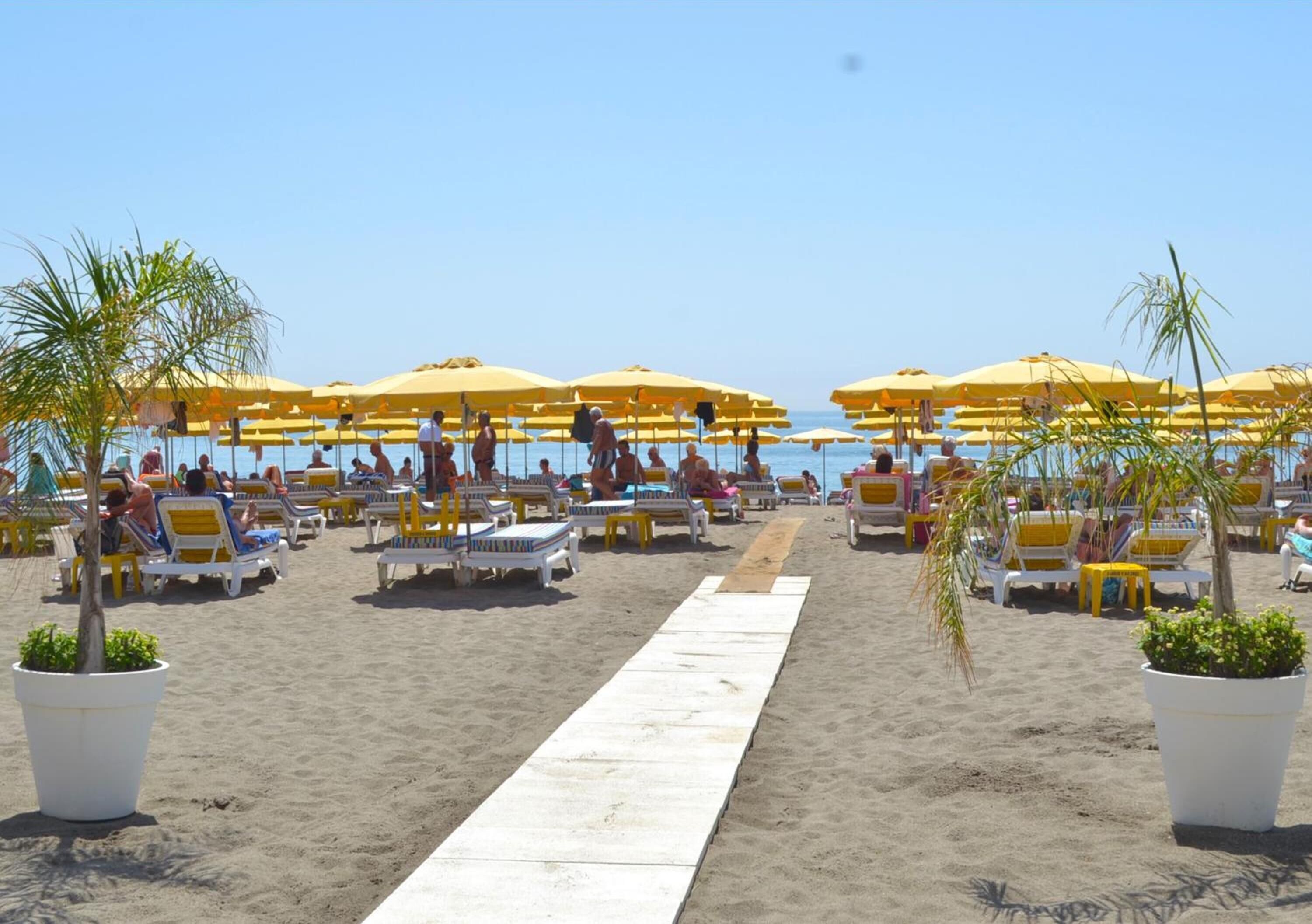 Ubicación a pie de playa, arena blanca y toallas de playa
