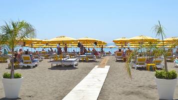 Ubicación a pie de playa, arena blanca y toallas de playa