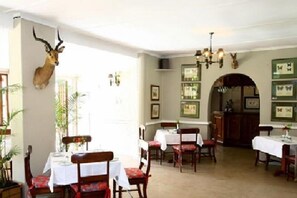 Tägliches kontinentales Frühstück (10 USD pro Person)