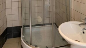 Apartment, 3 Bedrooms | Bathroom - Spacious 3 Bed in the Heart of London (London)