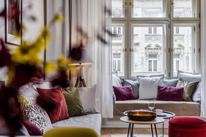 Comfort appartement | Woonruimte | Een 42-inch smart-tv met kabelzenders, televisie en speelgoed