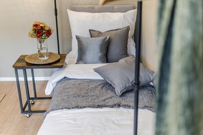 Comfort appartement | Individueel gedecoreerd, individueel gemeubileerd, een bureau