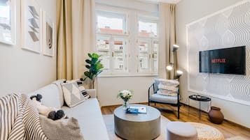 Departamento Confort | Área de sala de estar | Smart TV de 42 pulgadas con canales por cable, televisión y juguetes