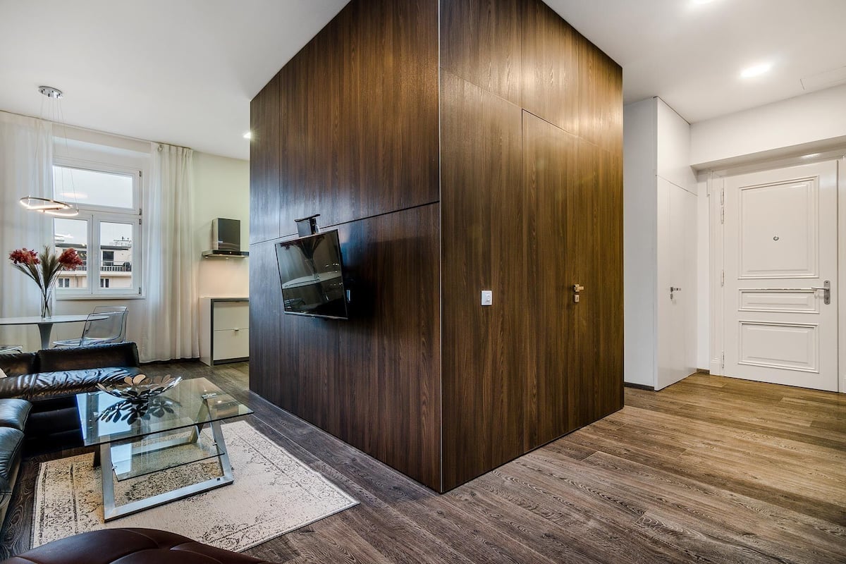 Departamento Confort | Área de sala de estar | Smart TV de 42 pulgadas con canales por cable, televisión y juguetes