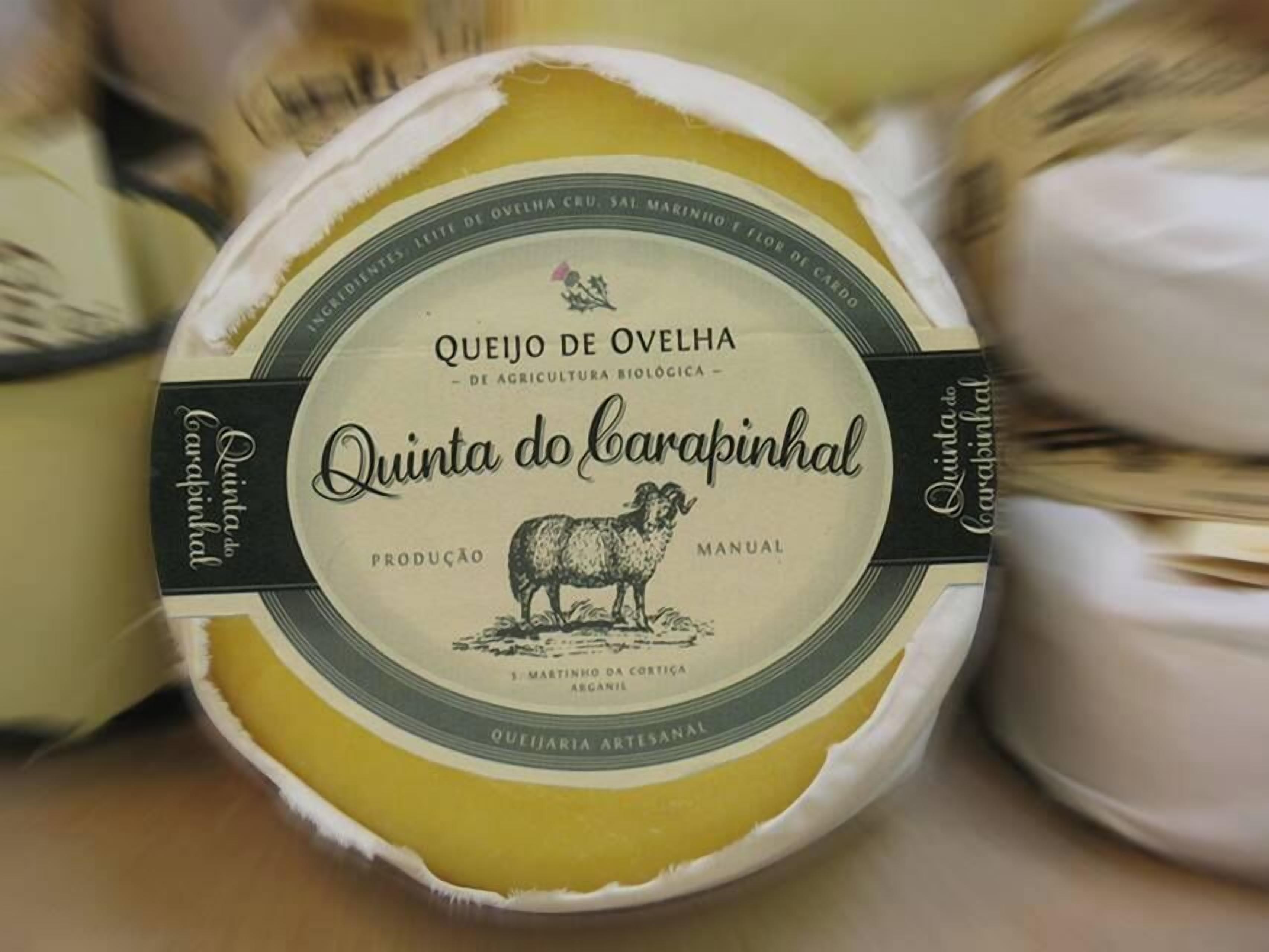 Un fromage dont l’étiquette indique « Queijo de Ovelha » et « Quinta do Barapinha ».